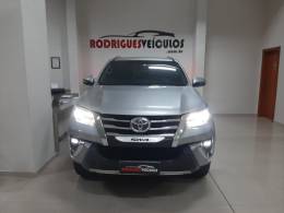 TOYOTA - HILUX SW4 - 2018/2018 - Prata - R$ 229.900,00