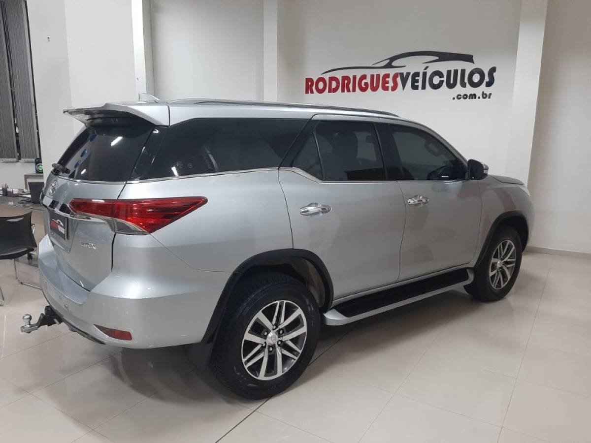 TOYOTA - HILUX SW4 - 2018/2018 - Prata - R$ 229.900,00