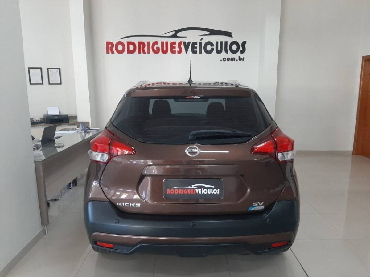 NISSAN - KICKS - 2017/2018 - Marrom - R$ 79.900,00