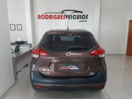 NISSAN - KICKS - 2017/2018 - Marrom - R$ 79.900,00
