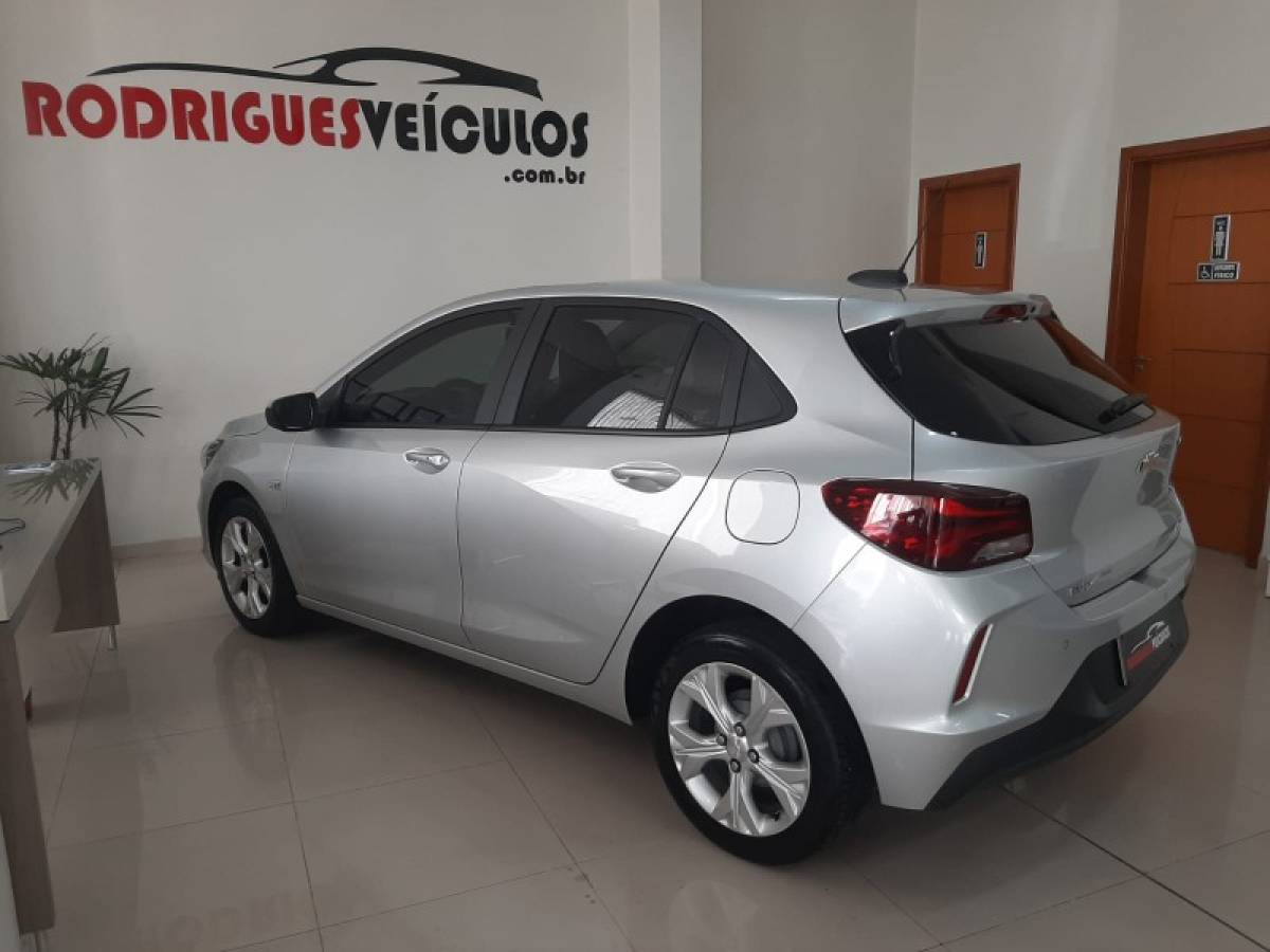 CHEVROLET - ONIX - 2023/2023 - Prata - R$ 82.900,00