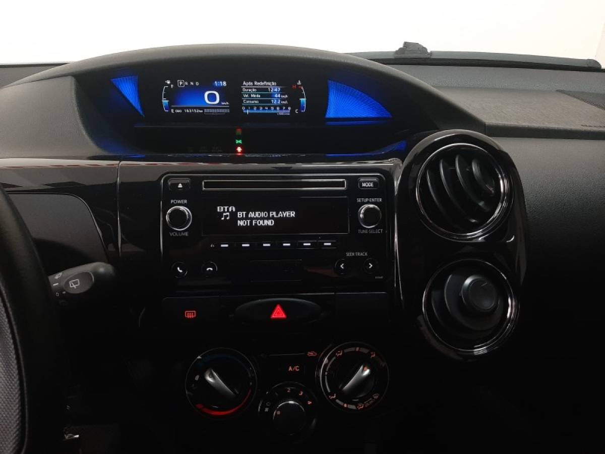 TOYOTA - ETIOS - 2016/2017 - Branca - R$ 59.900,00