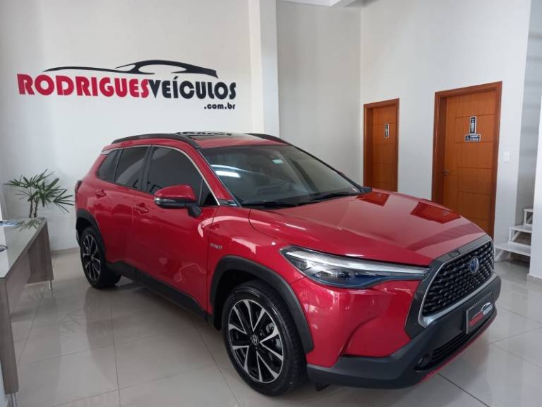 TOYOTA - COROLLA - 2023/2024 - Vermelha - R$ 175.000,00