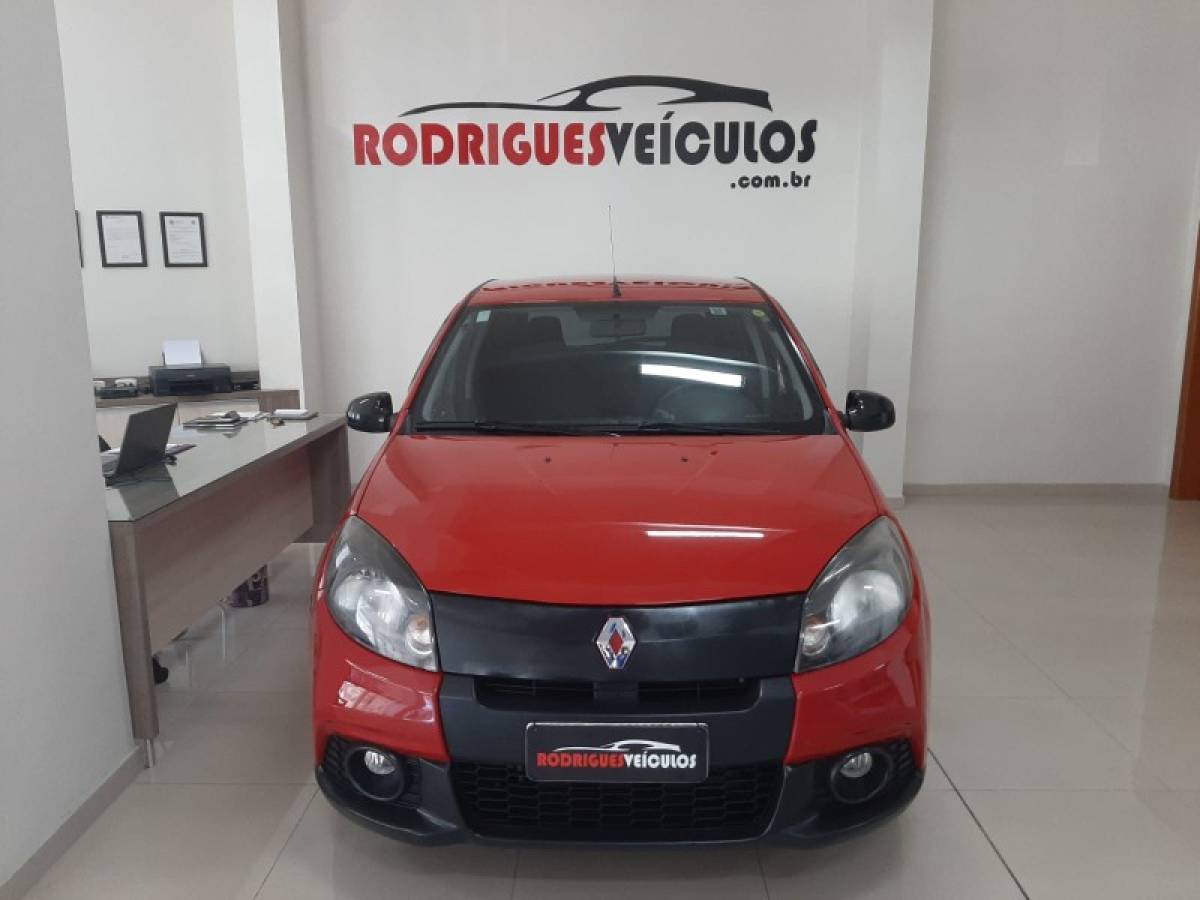 RENAULT - SANDERO - 2012/2013 - Vermelha - R$ 37.900,00