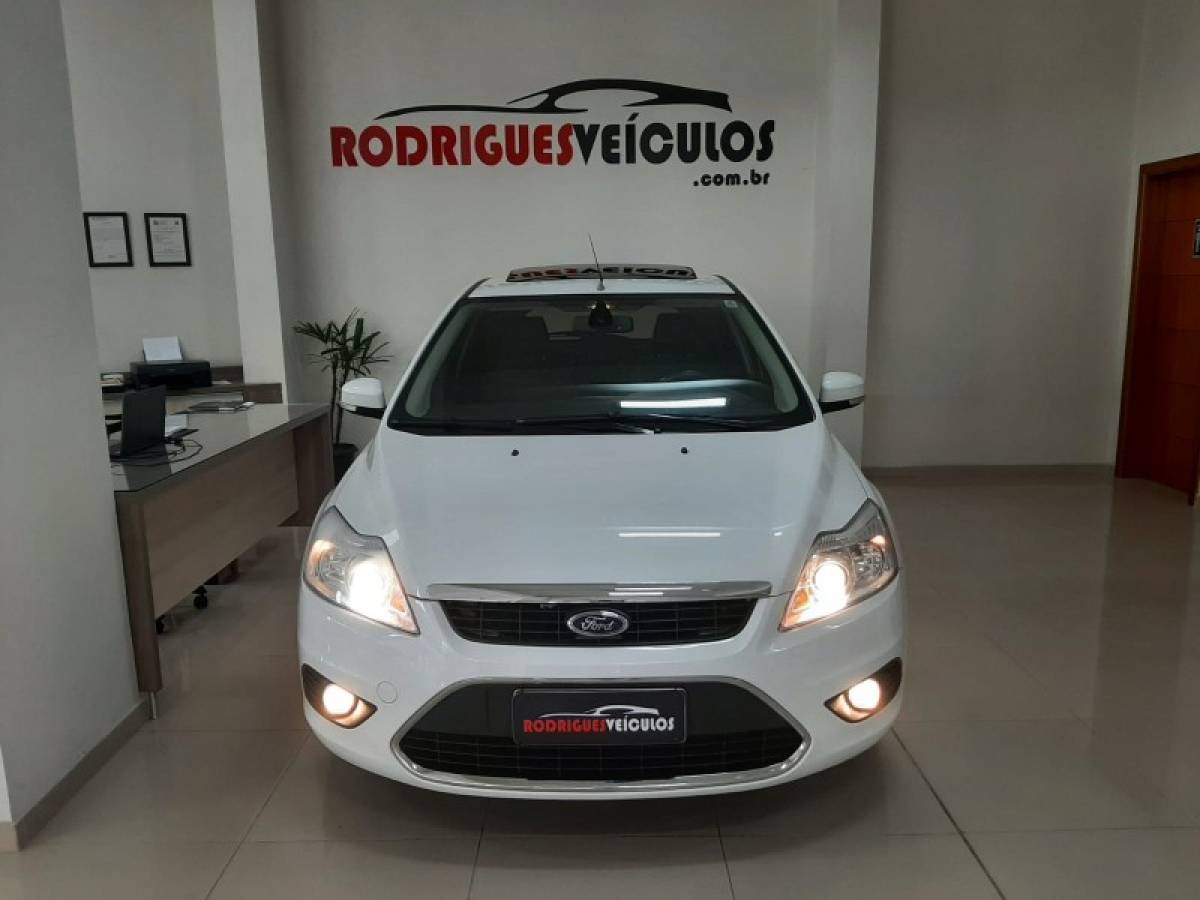 FORD - FOCUS - 2012/2013 - Branca - R$ 49.900,00