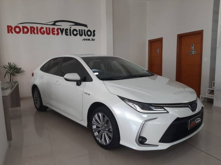 TOYOTA - COROLLA - 2020/2021 - Branca - R$ 139.900,00