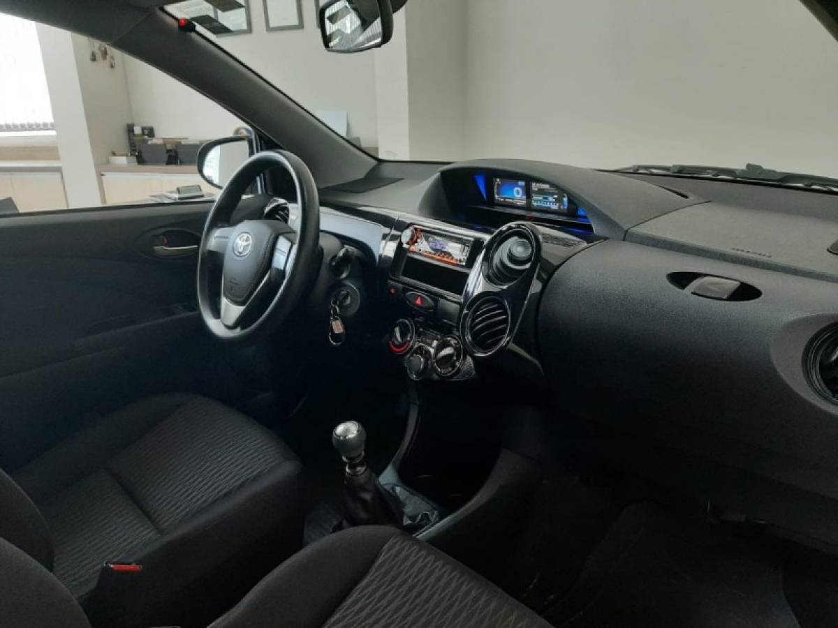 TOYOTA - ETIOS - 2018/2019 - Cinza - R$ 64.900,00