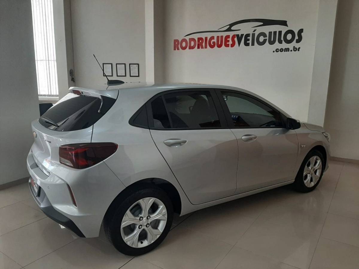 CHEVROLET - ONIX - 2023/2023 - Prata - R$ 82.900,00