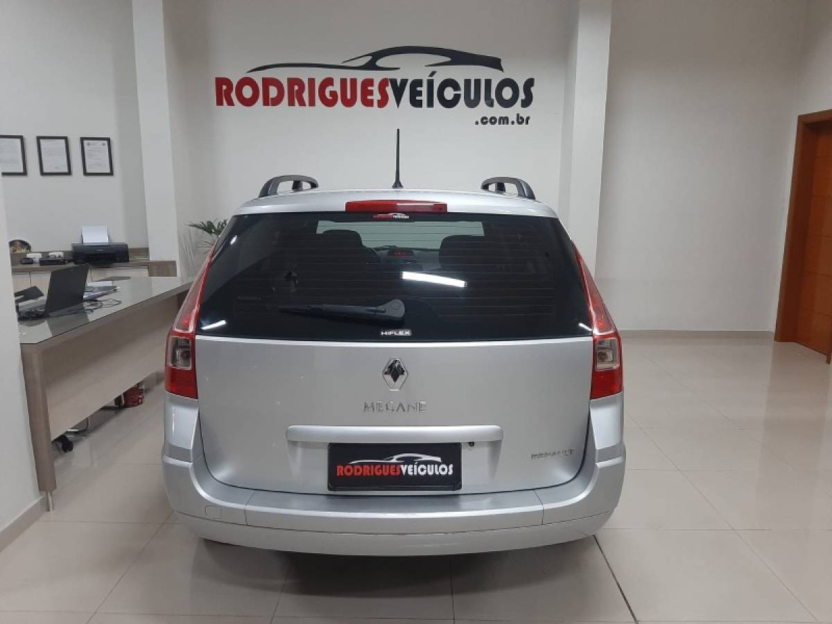 RENAULT - MÉGANE - 2011/2012 - Prata - R$ 34.900,00