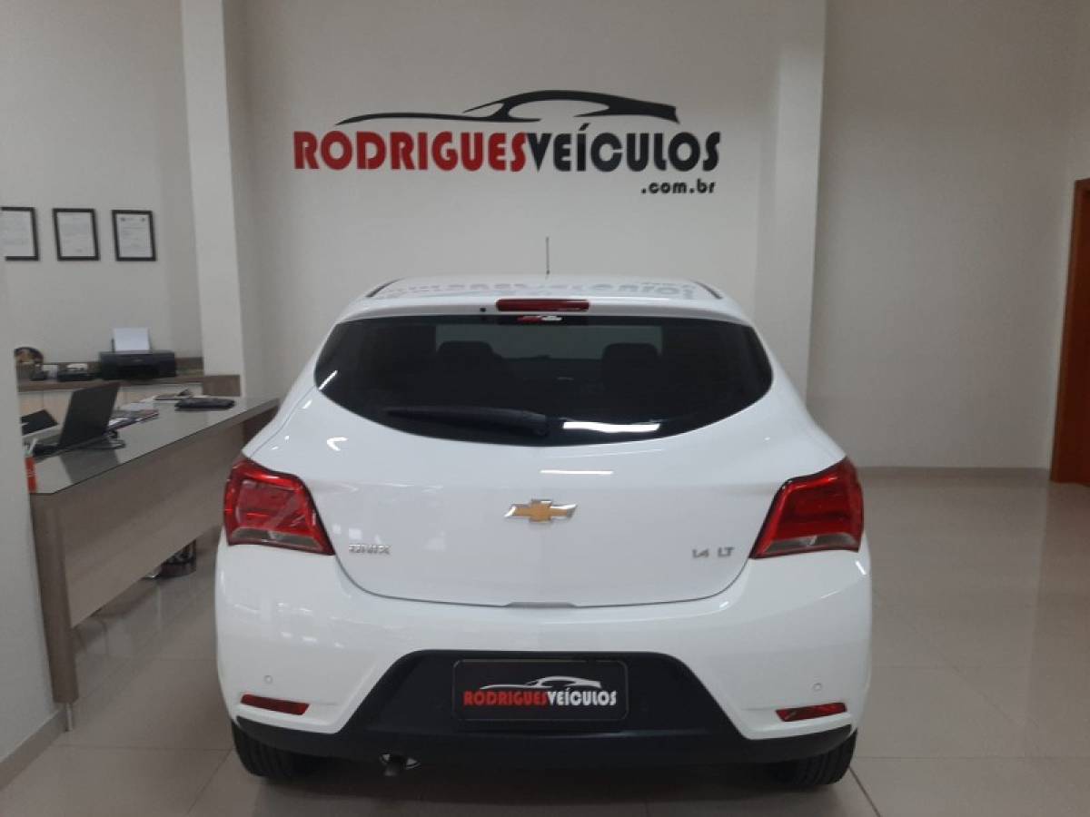 CHEVROLET - ONIX - 2018/2019 - Branca - R$ 62.900,00