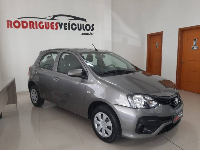 TOYOTA - ETIOS - 2018/2019 - Cinza - R$ 64.900,00