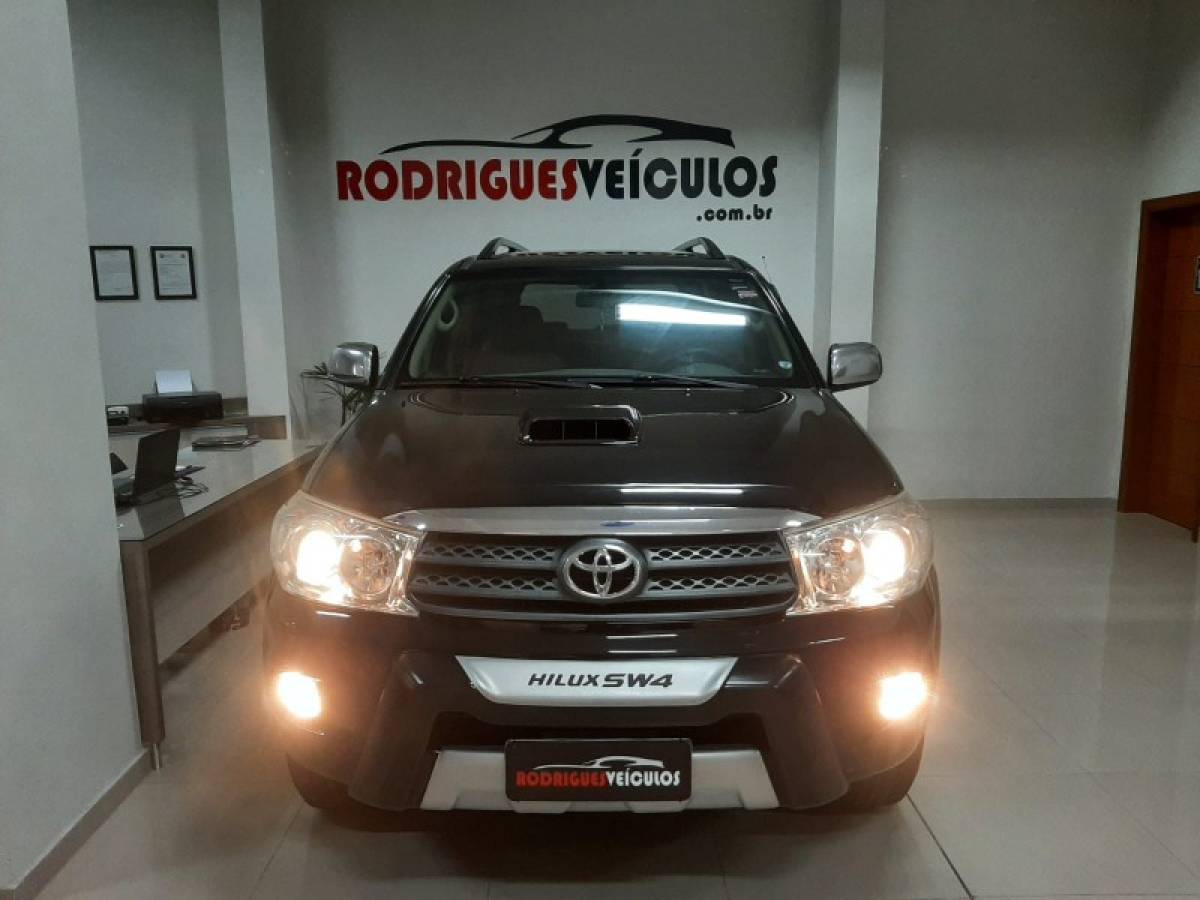 TOYOTA - HILUX SW4 - 2010/2011 - Preta - R$ 119.900,00