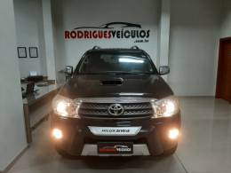 TOYOTA - HILUX SW4 - 2010/2011 - Preta - R$ 119.900,00