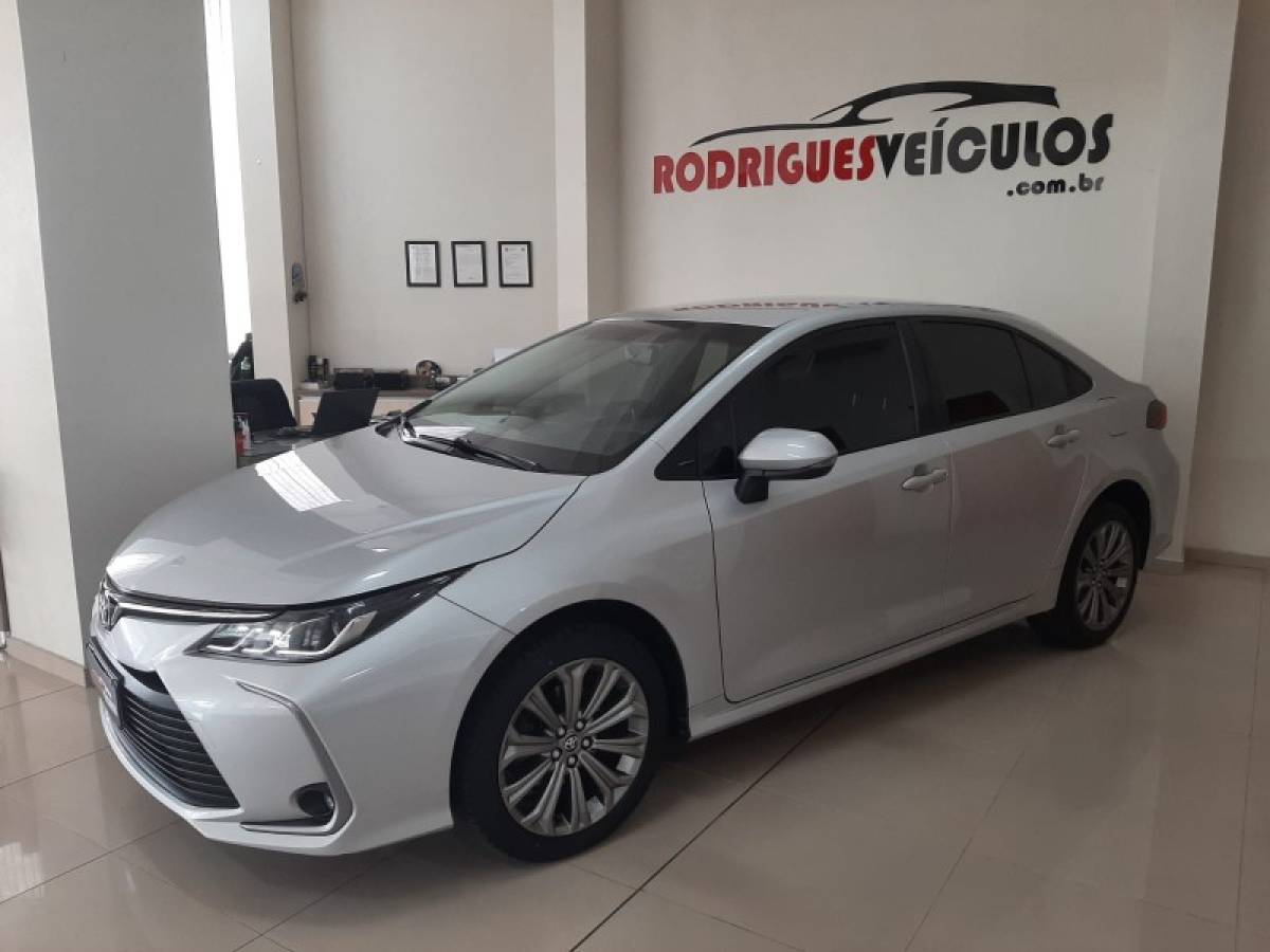TOYOTA - COROLLA - 2020/2021 - Prata - R$ 119.990,00