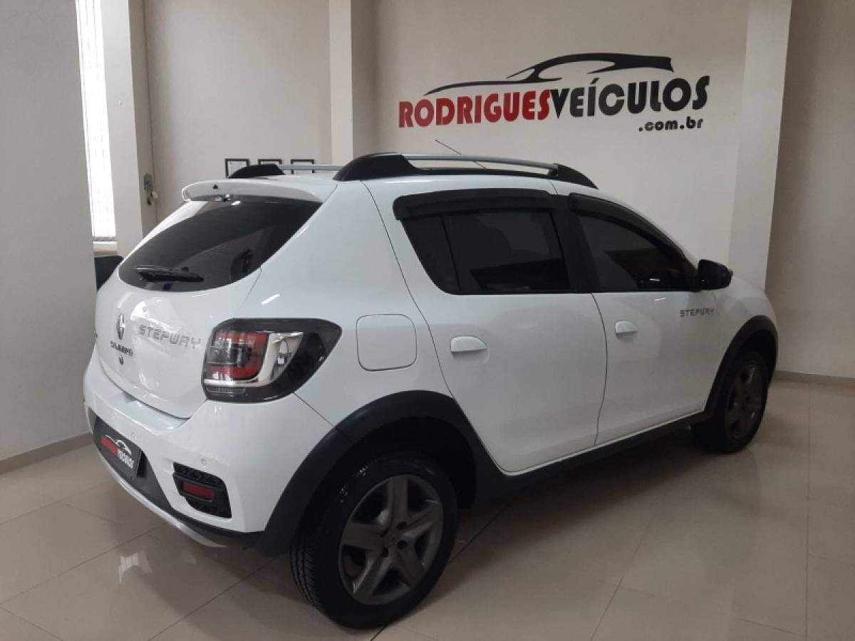 RENAULT - SANDERO - 2018/2019 - Branca - R$ 59.900,00