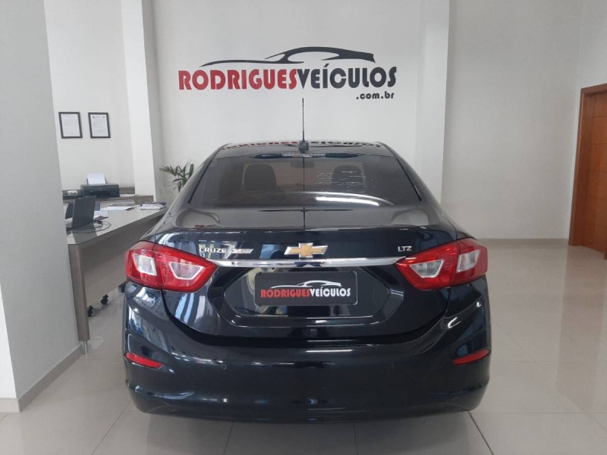 CHEVROLET - CRUZE - 2016/2017 - Preta - R$ 87.900,00