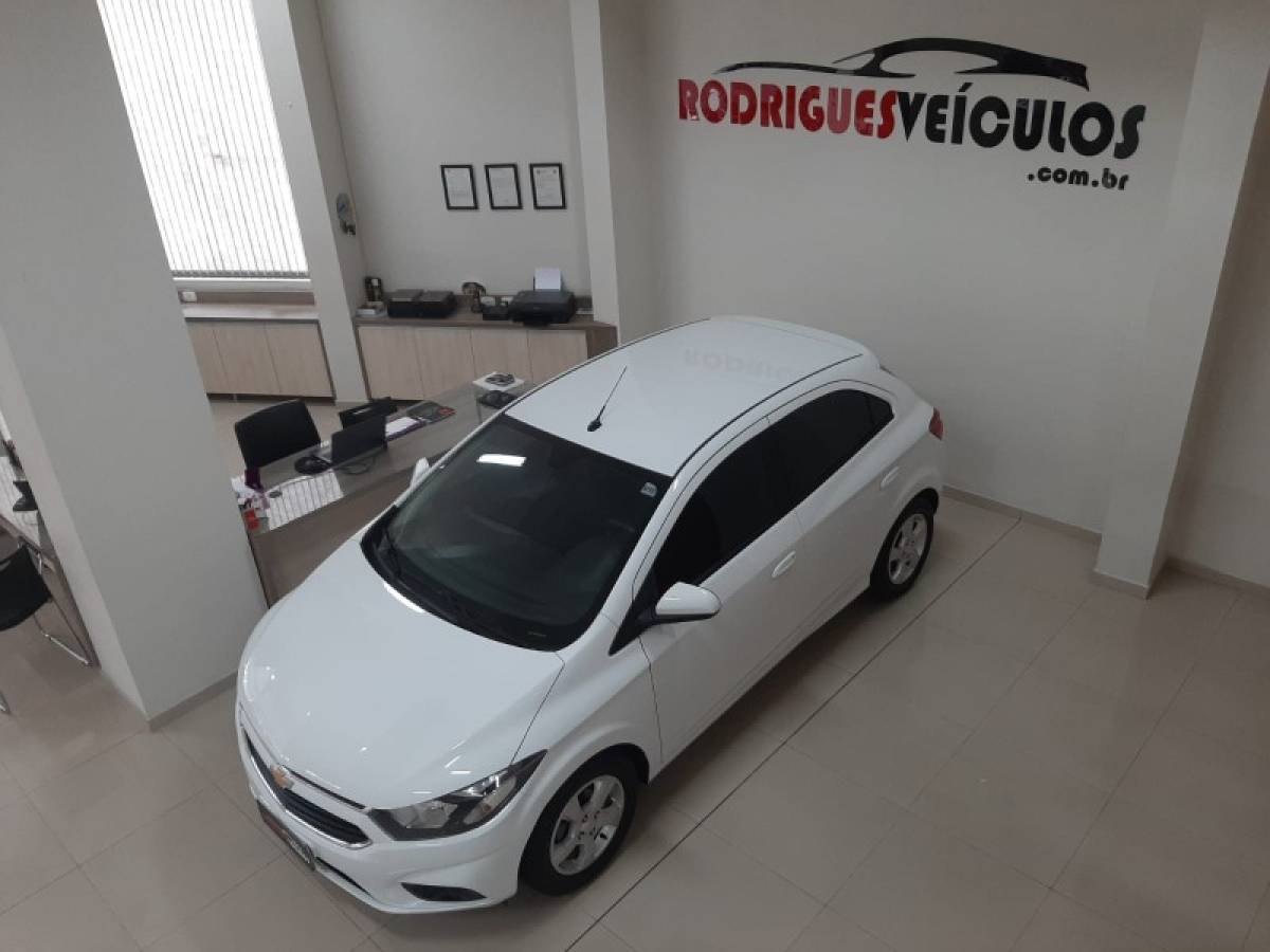 CHEVROLET - ONIX - 2018/2019 - Branca - R$ 62.900,00