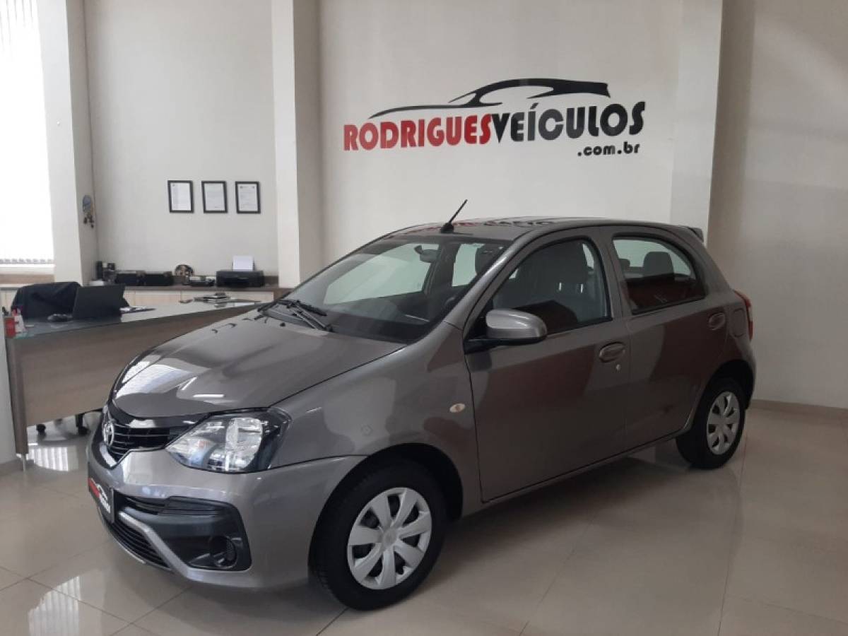 TOYOTA - ETIOS - 2018/2019 - Cinza - R$ 64.900,00