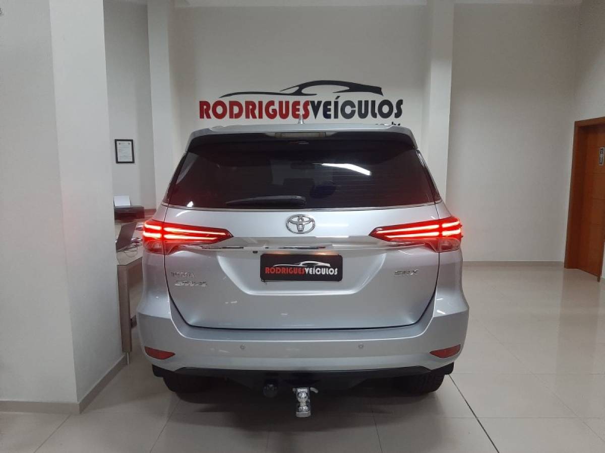 TOYOTA - HILUX SW4 - 2018/2018 - Prata - R$ 229.900,00
