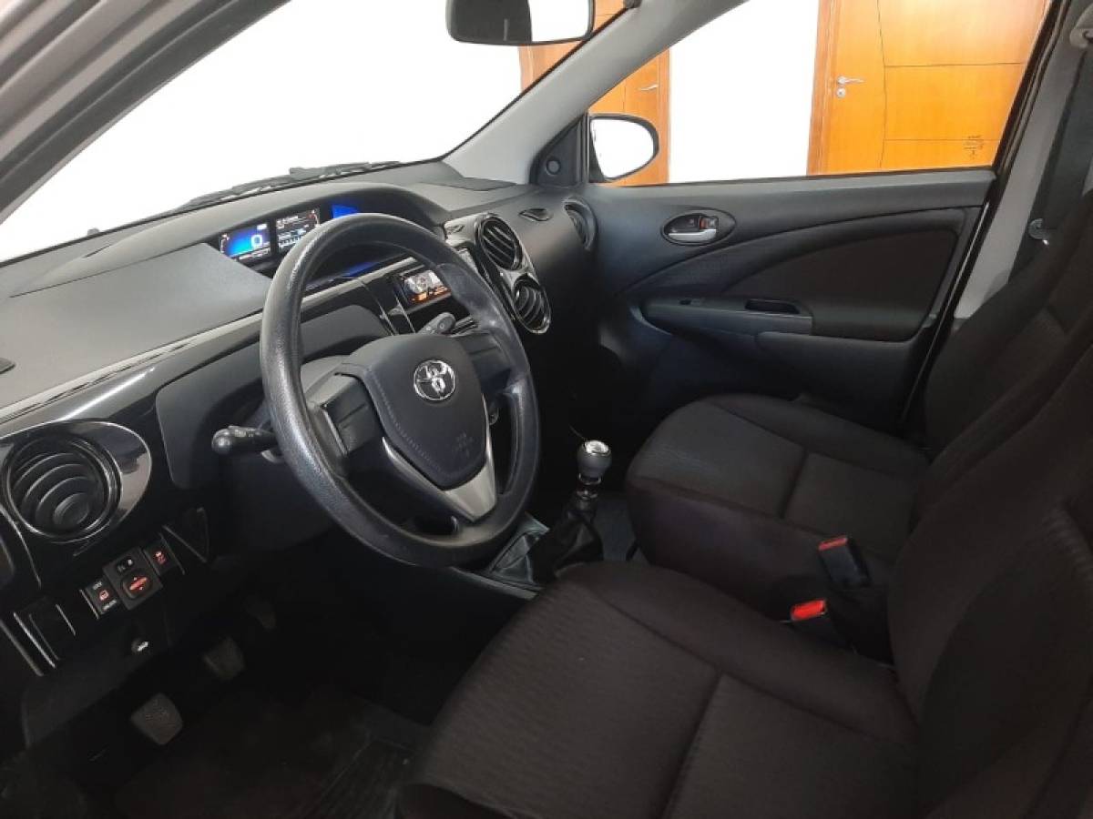 TOYOTA - ETIOS - 2018/2019 - Cinza - R$ 64.900,00