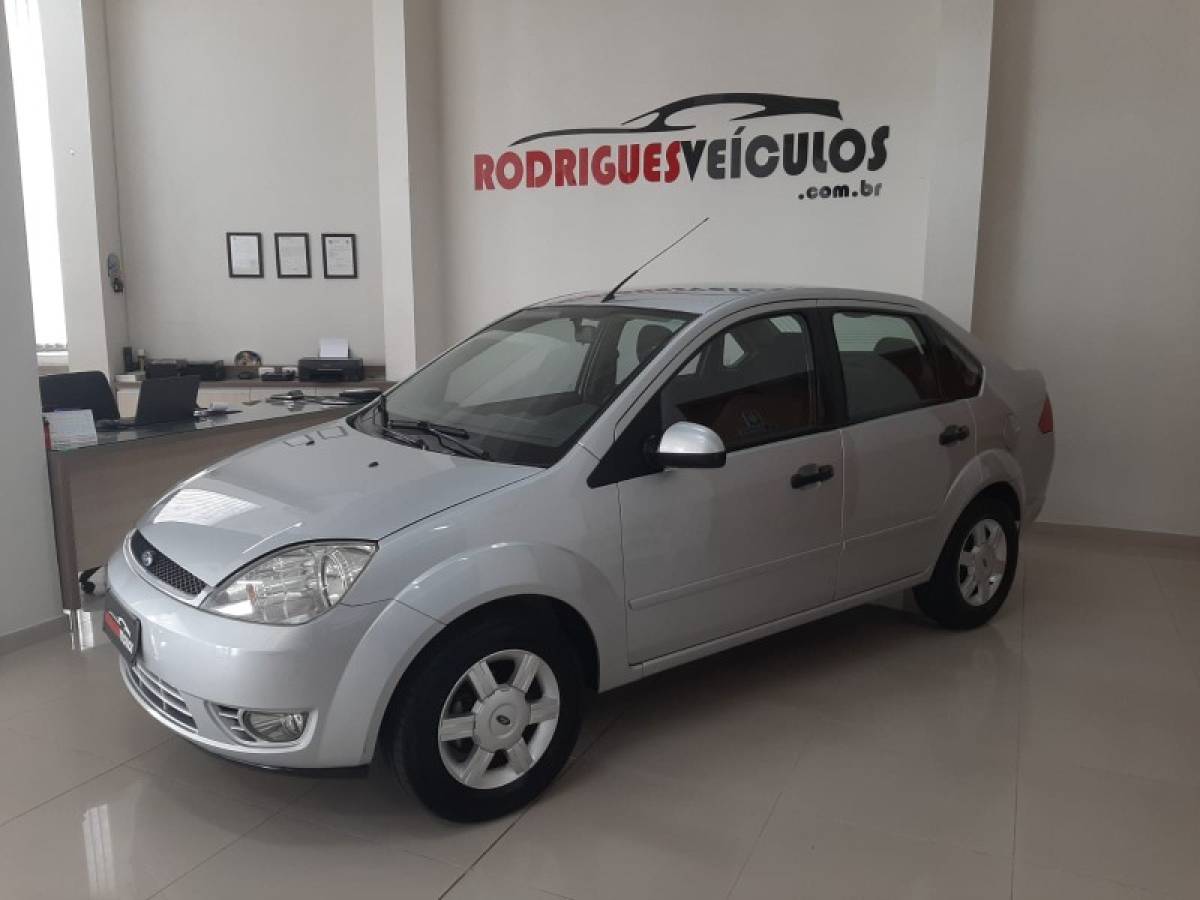 FORD - FIESTA - 2005/2005 - Prata - R$ 24.900,00