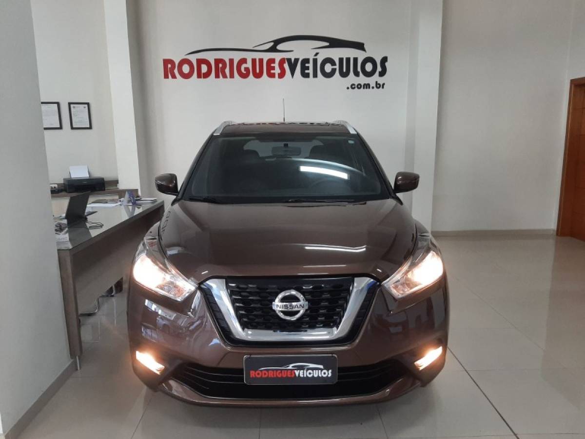 NISSAN - KICKS - 2017/2018 - Marrom - R$ 79.900,00