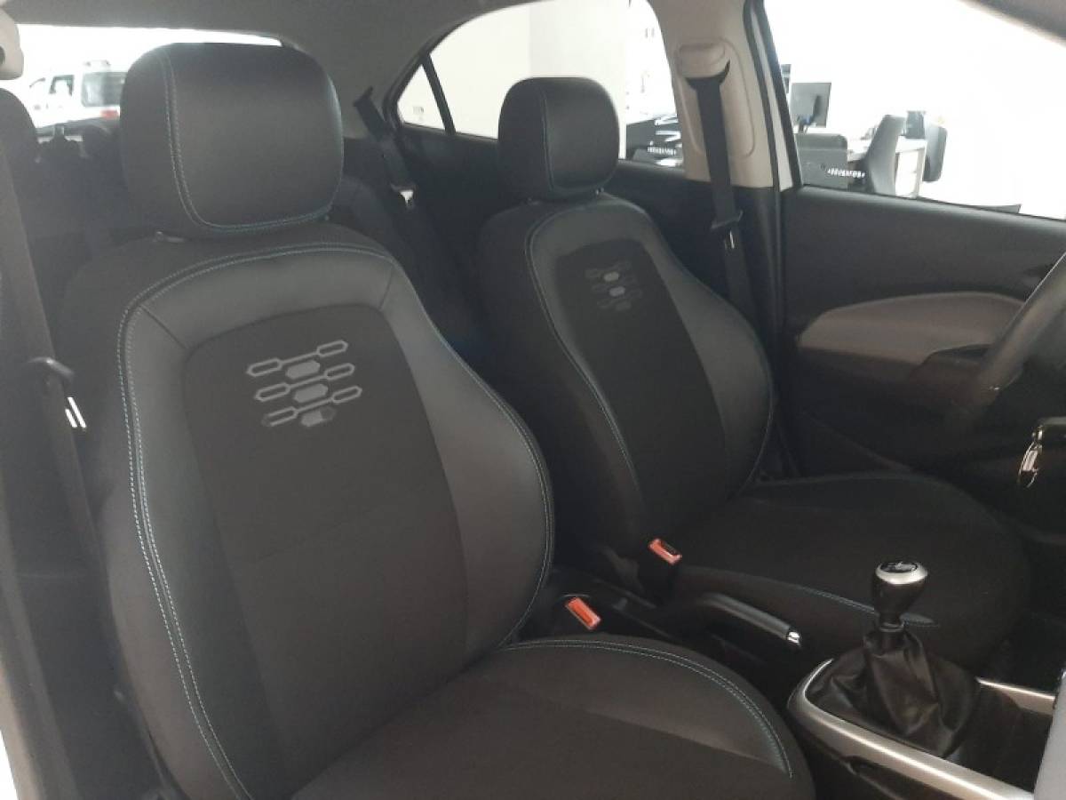 CHEVROLET - ONIX - 2018/2019 - Branca - R$ 62.900,00