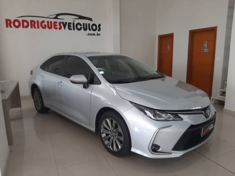 TOYOTA - COROLLA - 2020/2021 - Prata - R$ 119.990,00