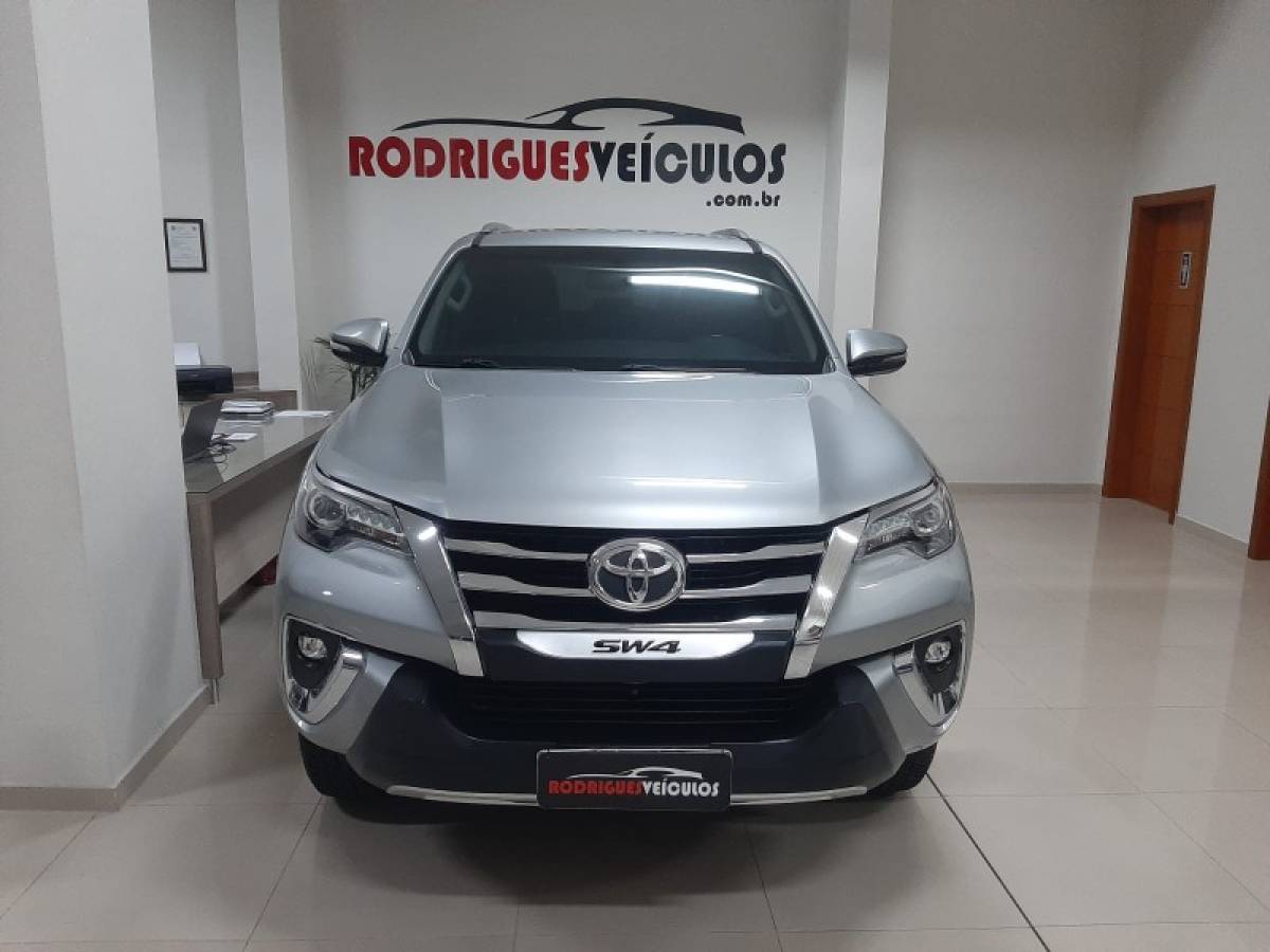 TOYOTA - HILUX SW4 - 2018/2018 - Prata - R$ 229.900,00