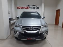 TOYOTA - HILUX SW4 - 2018/2018 - Prata - R$ 229.900,00