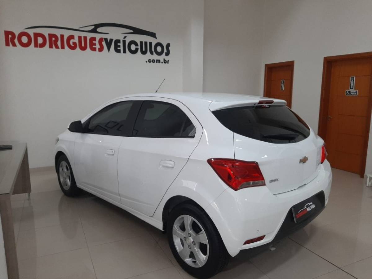 CHEVROLET - ONIX - 2018/2019 - Branca - R$ 62.900,00