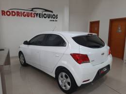 CHEVROLET - ONIX - 2018/2019 - Branca - R$ 62.900,00