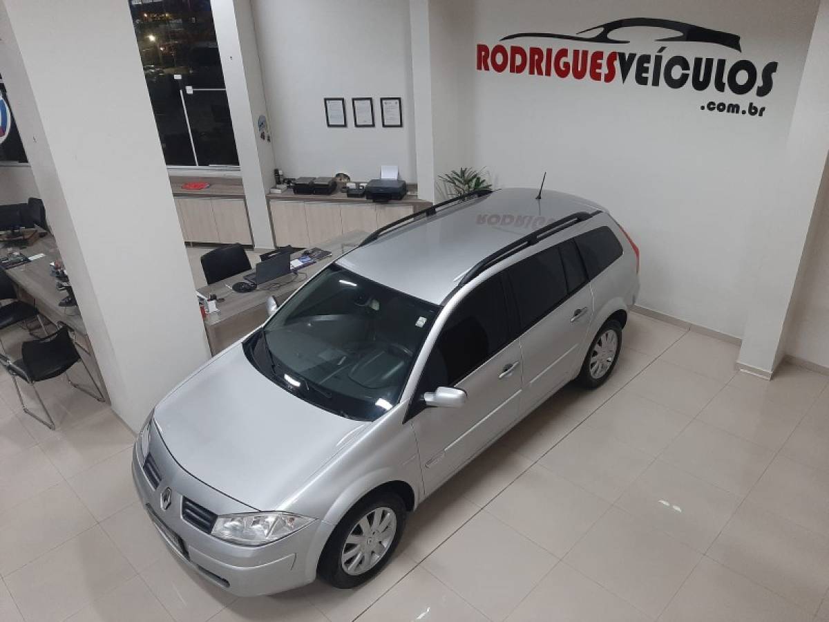 RENAULT - MÉGANE - 2011/2012 - Prata - R$ 34.900,00