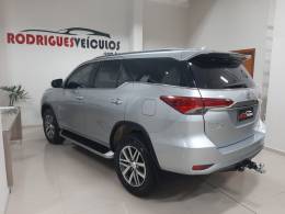 TOYOTA - HILUX SW4 - 2018/2018 - Prata - R$ 229.900,00