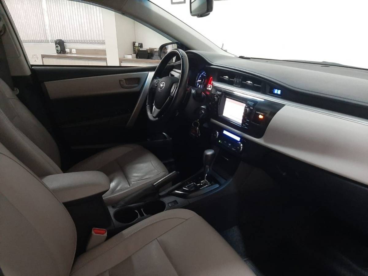 TOYOTA - COROLLA - 2016/2017 - Prata - R$ 92.900,00