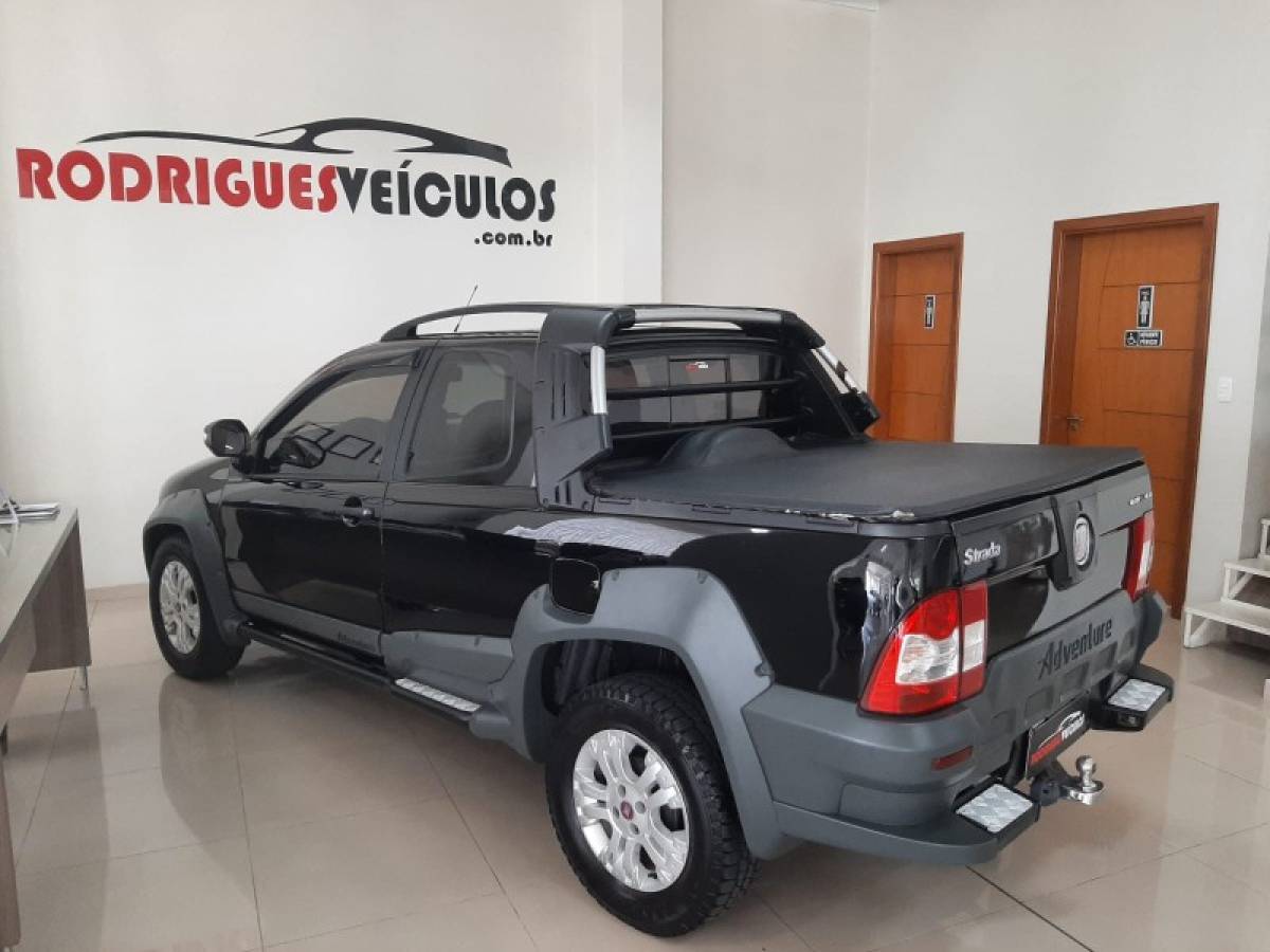 FIAT - STRADA - 2011/2012 - Preta - R$ 53.800,00