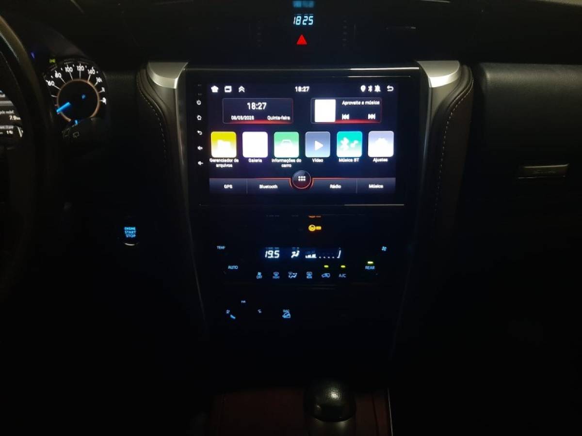 TOYOTA - HILUX SW4 - 2018/2018 - Prata - R$ 229.900,00