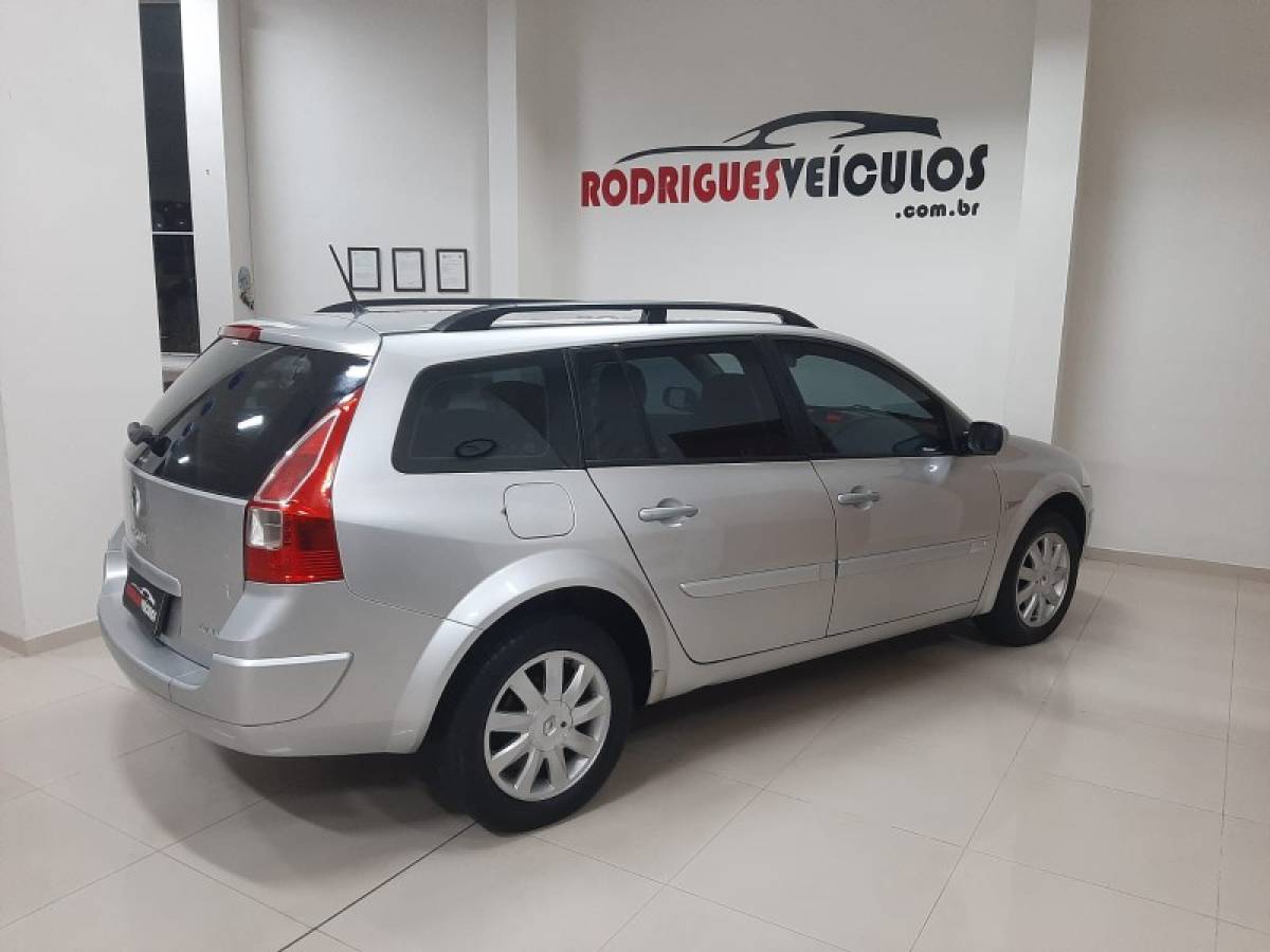 RENAULT - MÉGANE - 2011/2012 - Prata - R$ 34.900,00