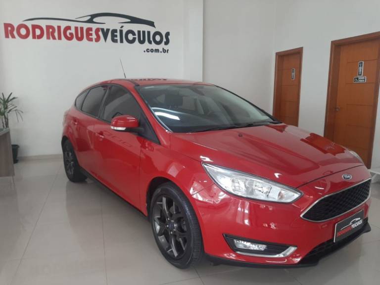 FORD - FOCUS - 2016/2017 - Vermelha - R$ 69.900,00