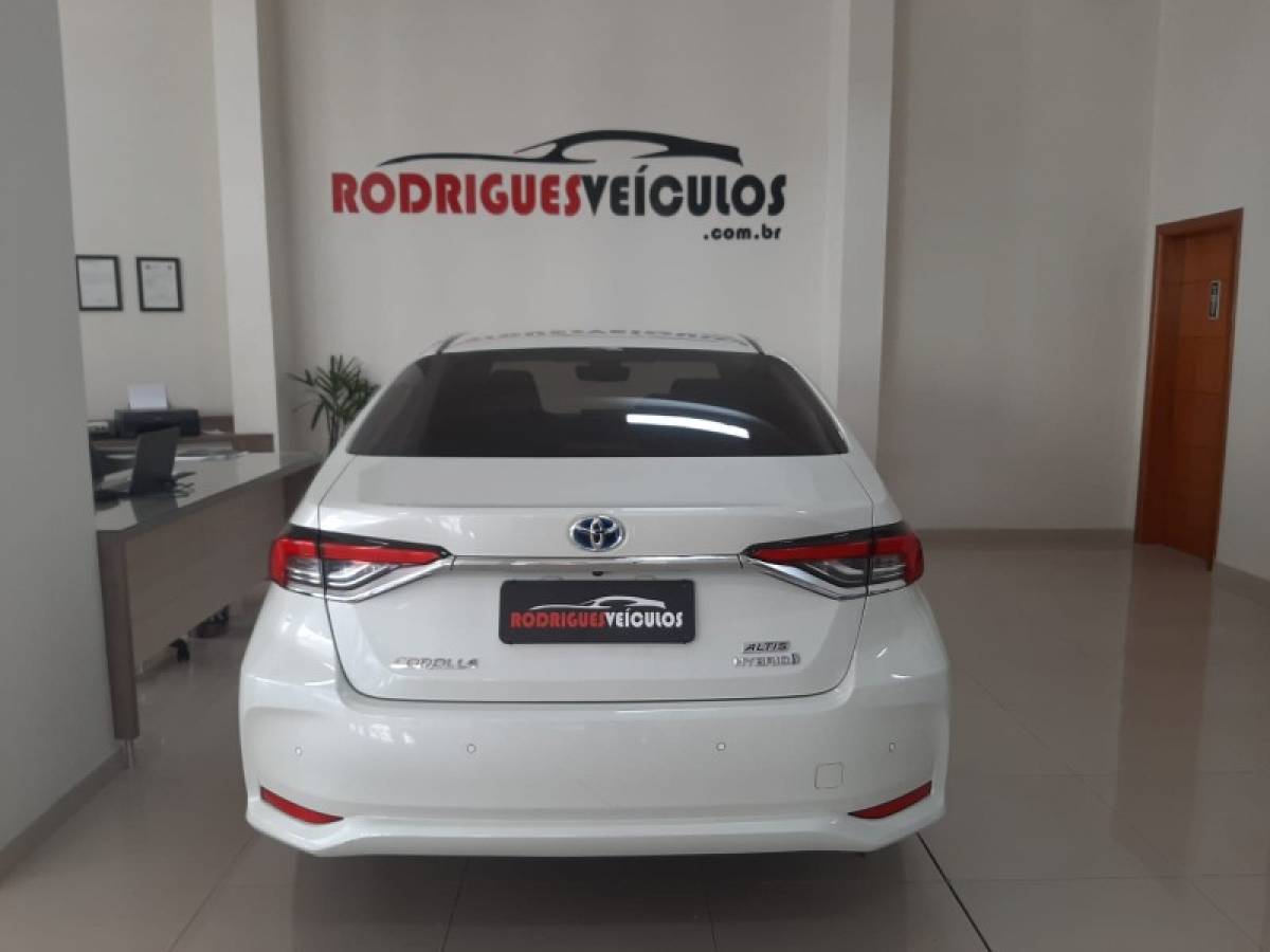 TOYOTA - COROLLA - 2020/2021 - Branca - R$ 139.900,00