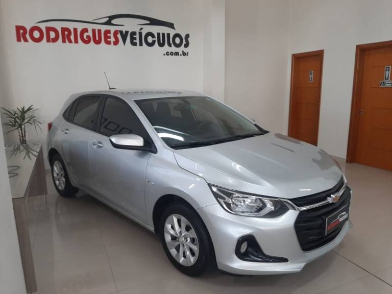 CHEVROLET - ONIX - 2019/2020 - Prata - R$ 66.900,00