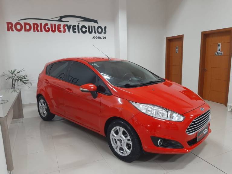 FORD - FIESTA - 2013/2014 - Vermelha - R$ 44.900,00