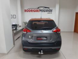 NISSAN - KICKS - 2016/2017 - Cinza - R$ 84.900,00