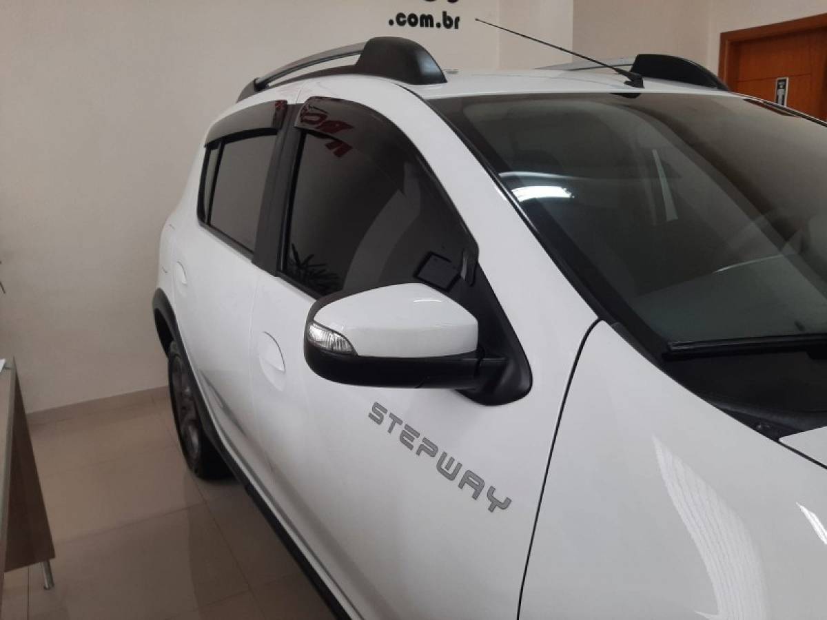 RENAULT - SANDERO - 2018/2019 - Branca - R$ 59.900,00