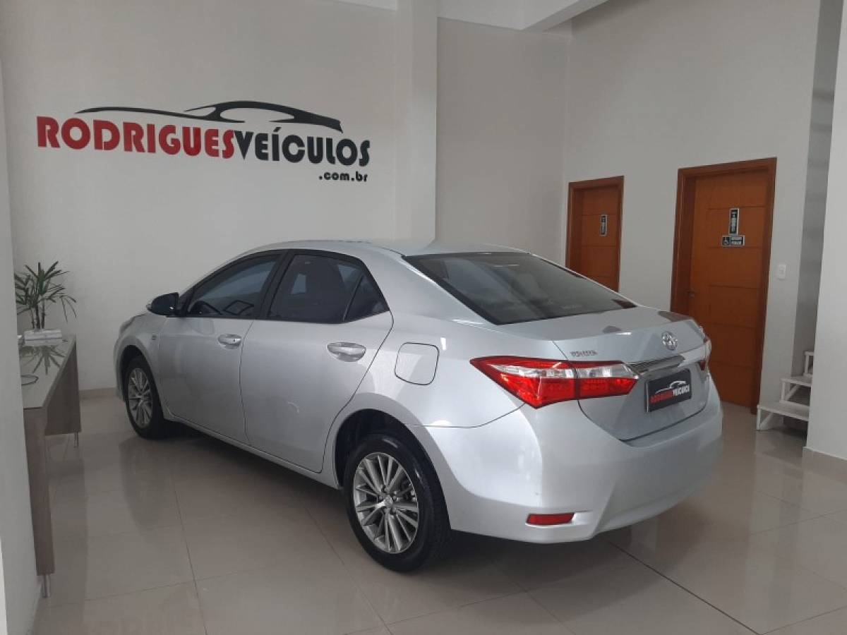 TOYOTA - COROLLA - 2014/2015 - Prata - R$ 87.900,00