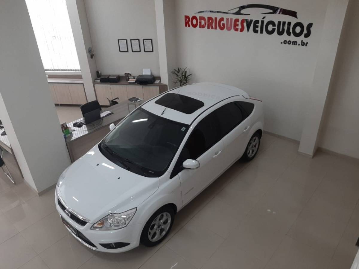 FORD - FOCUS - 2012/2013 - Branca - R$ 49.900,00