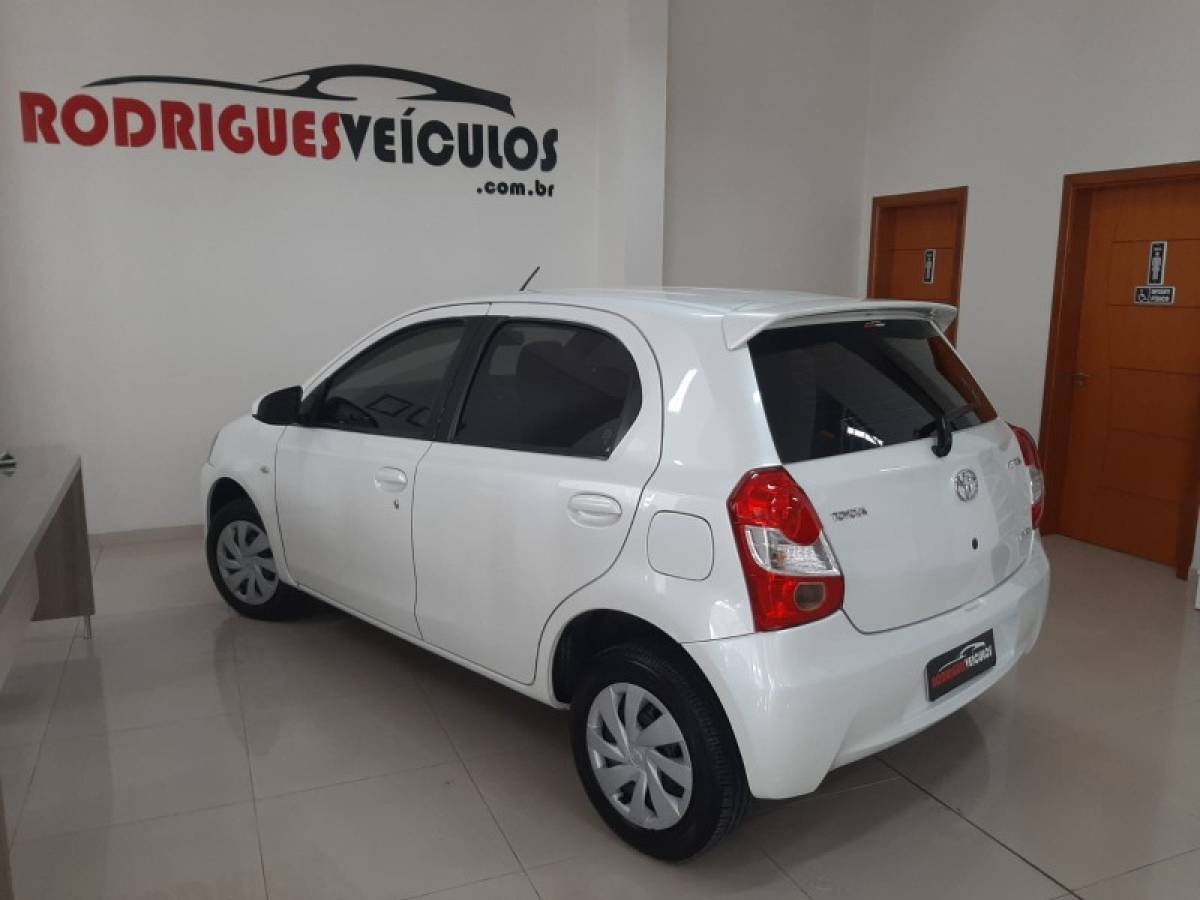 TOYOTA - ETIOS - 2016/2017 - Branca - R$ 59.900,00