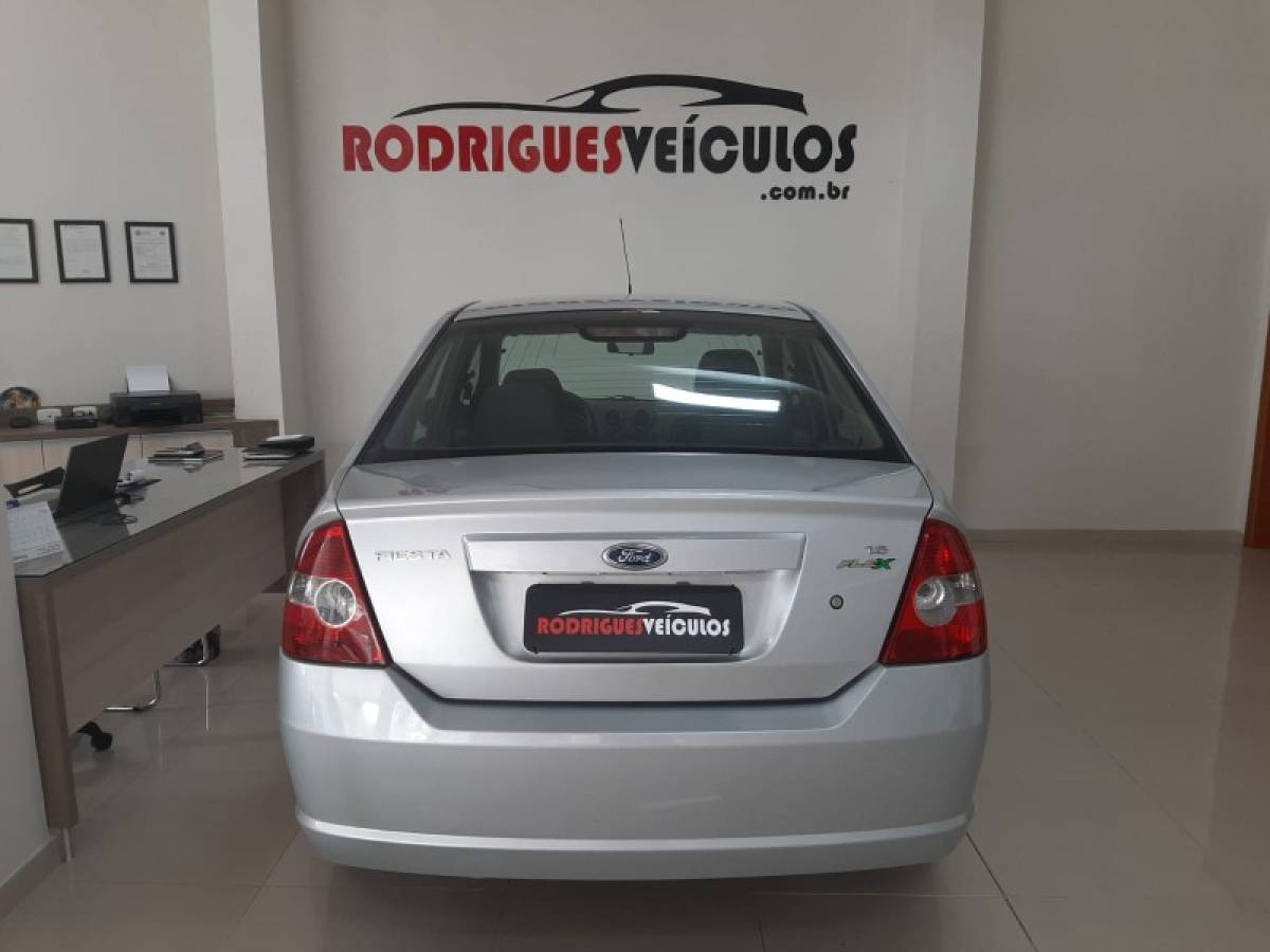 FORD - FIESTA - 2005/2005 - Prata - R$ 24.900,00