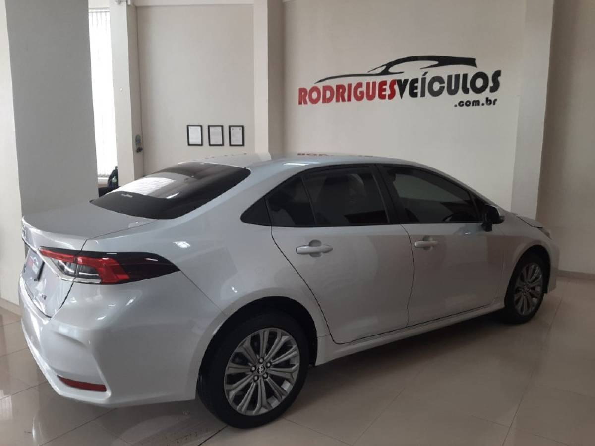 TOYOTA - COROLLA - 2020/2021 - Prata - R$ 119.990,00