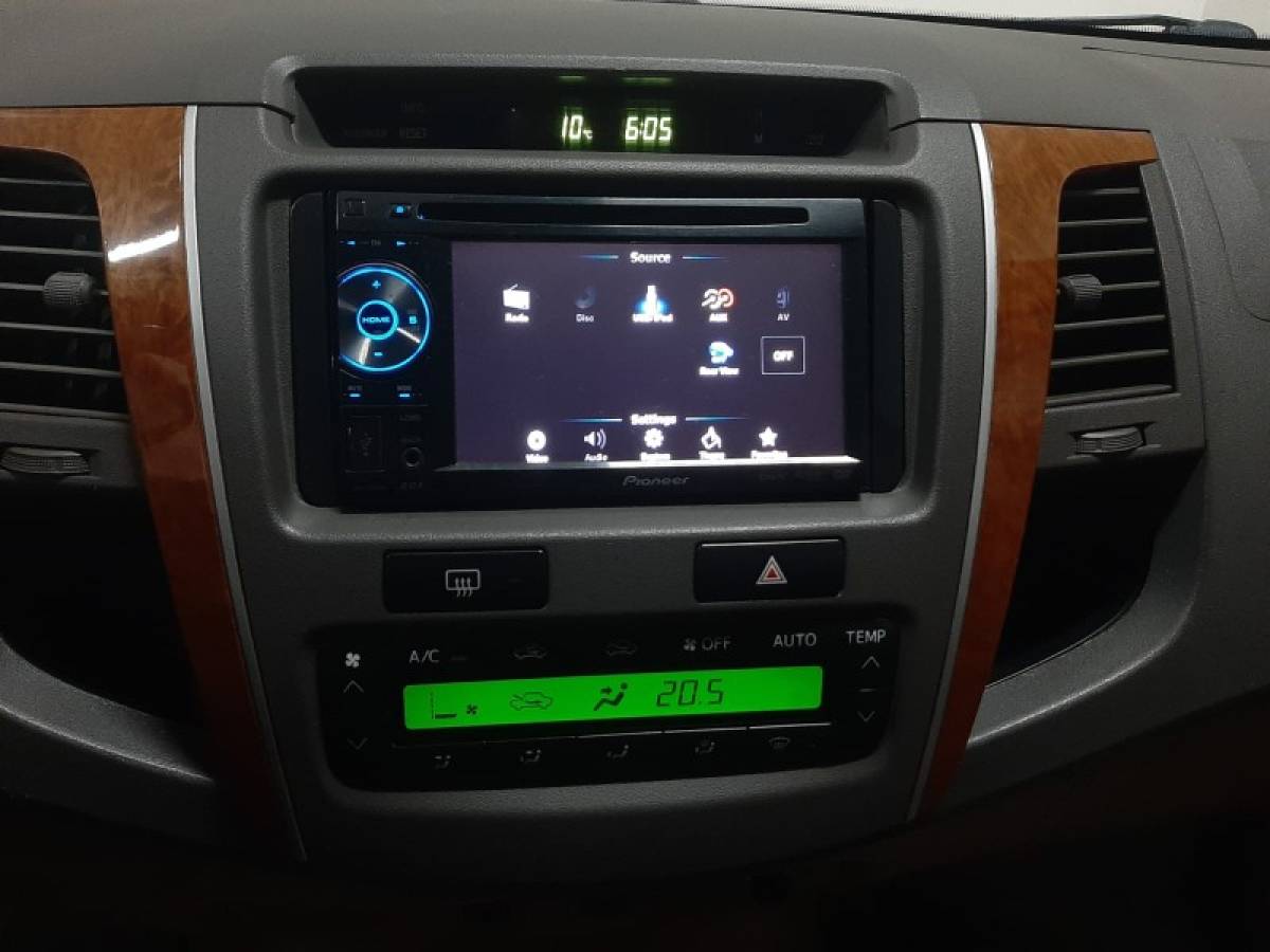 TOYOTA - HILUX SW4 - 2010/2011 - Preta - R$ 119.900,00